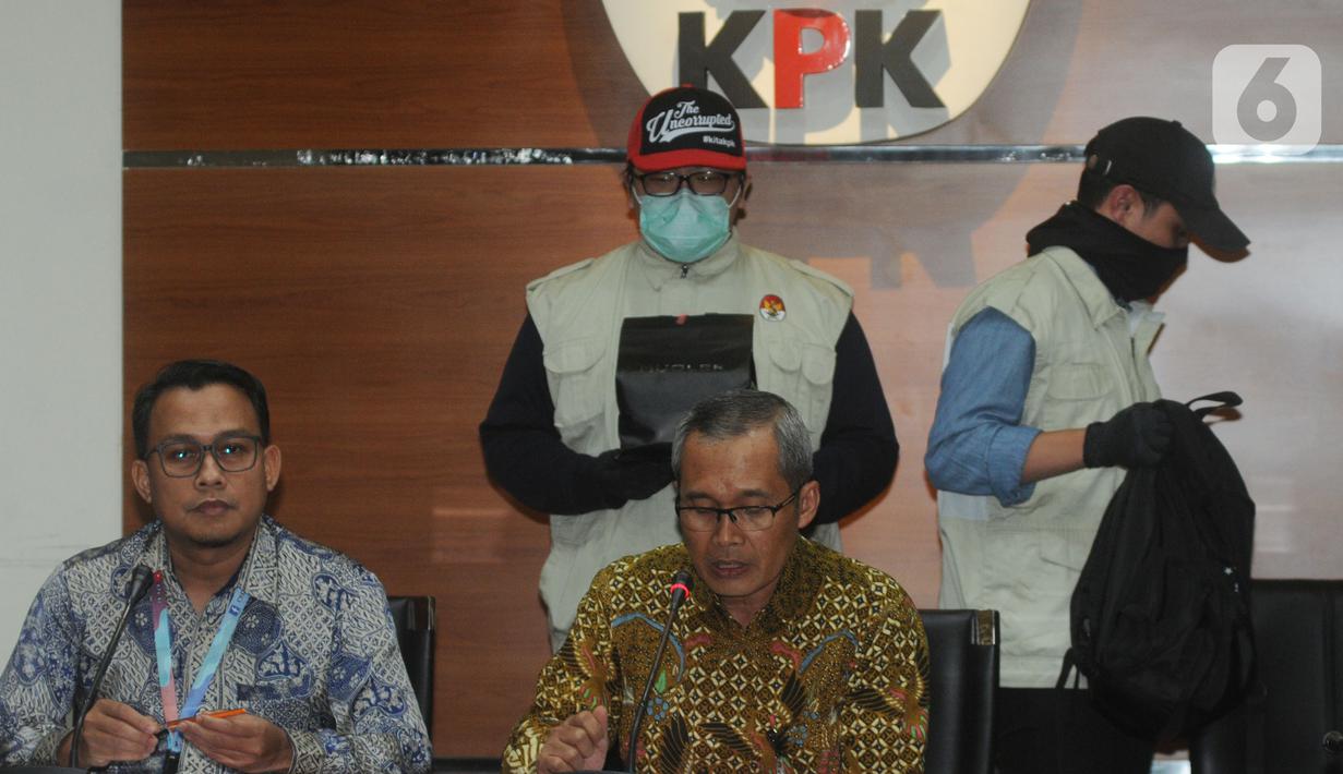 Wakil Ketua KPK, Alexander Marwata dan Juru Bicara KPK, Ali Fikri memberikan keterangan terkait OTT di Sidoarjo di Gedung KPK, Jakarta, Rabu (8/1/2020). KPK mengamankan uang senilai Rp1 miliar terkait kasus suap proyek infrastruktur di Dinas PUPR Kabupaten Sidoarjo. (merdeka.com/Dwi Narwoko)