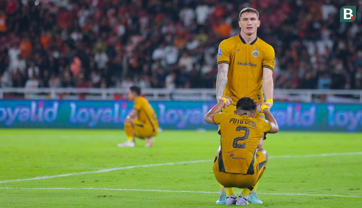 Pemain Bhayangkara FC, Slavko Damjanovic, berusaha membangkitkan I Putu Gede yang tampak lesu setelah ditaklukkan Persija Jakarta pada laga BRI Super League di Stadion Gelora Bung Karno, Jakarta, Senin (29/12/2025). (Bola.com/M Iqbal Ichsan)