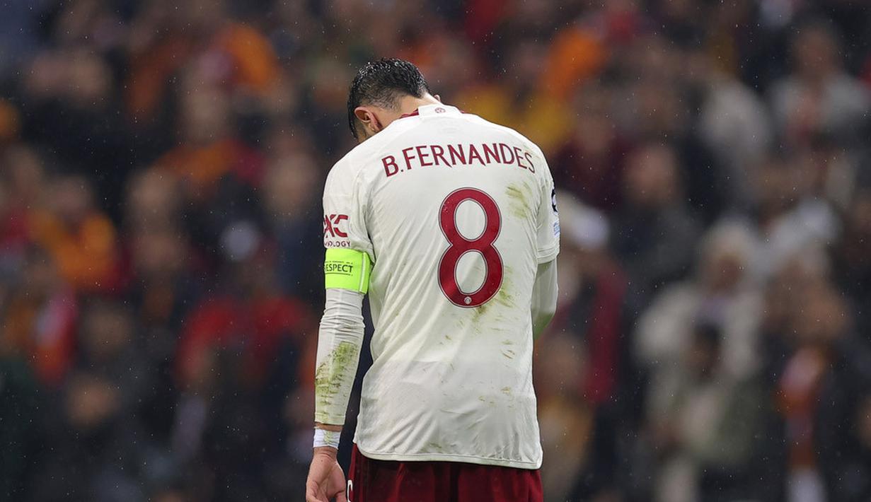 Pemain Manchester United, Bruno Fernandes, tertunduk lesu setelah ditahan imbang Galatasaray pada laga grup A Liga Champions di Stadion Rams Park, Kamis (30/11/2023). (AP Photo)