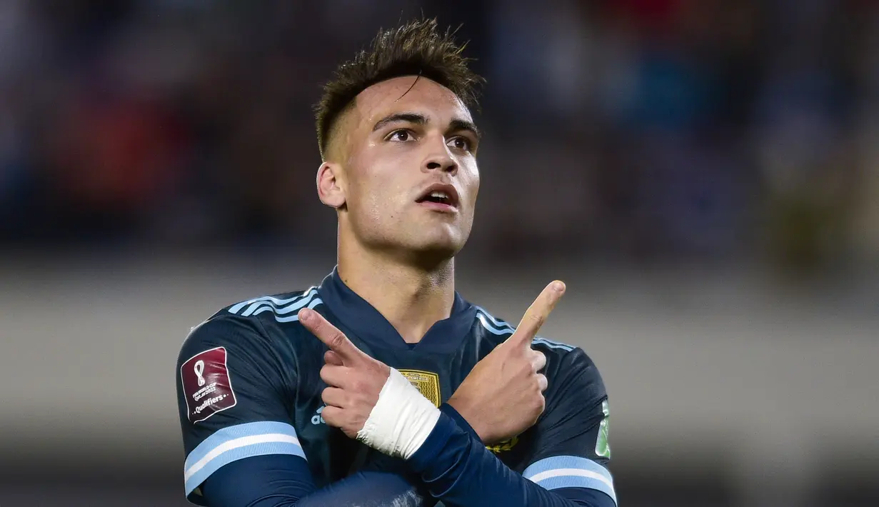 Pemain Argentina Lautaro Martinez melakukan selebrasi usai mencetak gol ke gawang Peru pada pertandingan kualifikasi Piala Dunia 2022 di Buenos Aires, Argentina, Kamis (14/10/2021). Argentina menang 1-0. (AP Photo/Gustavo Garello)