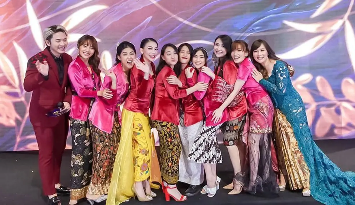Meski sudah lama debut dan harus bubar, mereka tetap tampak kompak mengenakan kebaya bahan bludru warna merah dan pink. Dengan bawahan kain lilit corak batik. Dok. @Cherly7uno