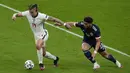 Gelandang Inggris, Kalvin Phillips membawa bola dari kejaran penyerang Skotlandia, Che Adams pada pada pertandingan grup D Euro 2020 di stadion Wembley, di London, Jumat (18/6/2021). Tambahan satu poin lawan Skotlandia membuat Inggris kini mengoleksi empat poin. (AP Photo/Matt Dunham, Pool)