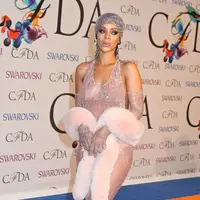 Saat menghadiri acara megah pun, RiRi nggak segan untu memamerkan kecantikan tubuhnya dengan baju transparan. (REX/Shutterstock/HollywoodLife)