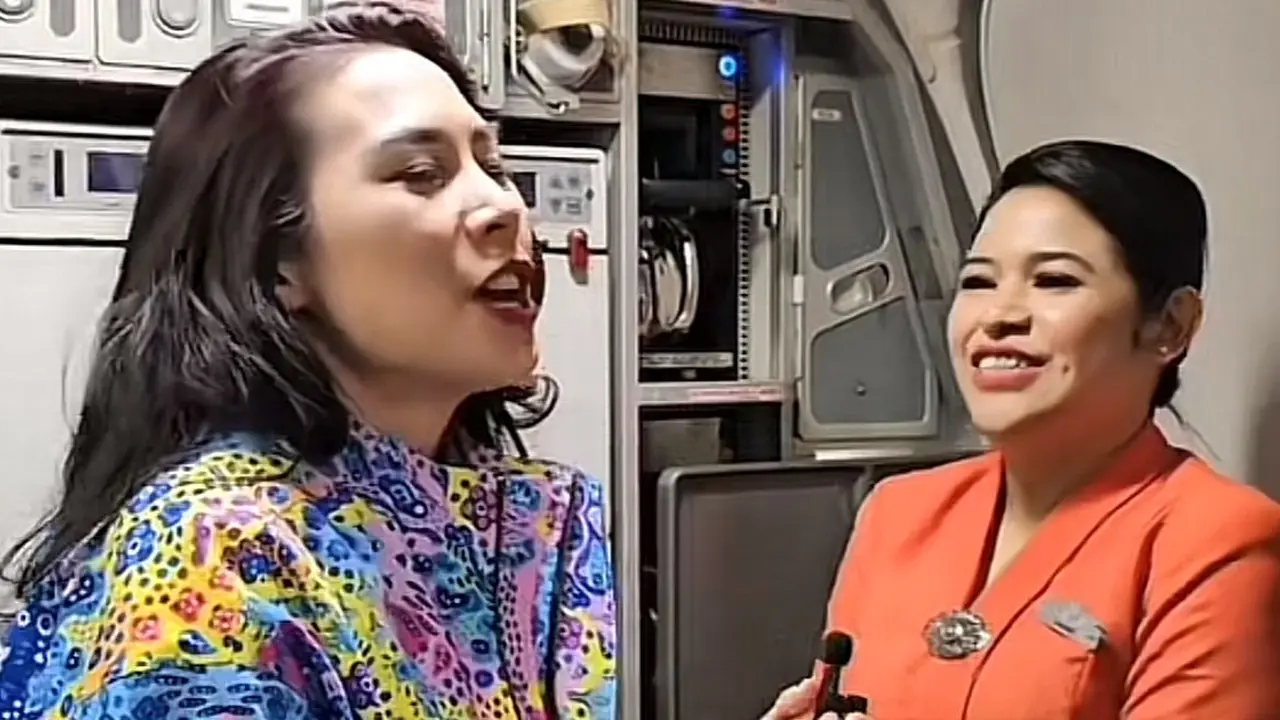 Anya Dwinov mengungkap fakta bahwa penumpang boleh minta lagi makanan di pesawat yang dijelaskan oleh pramugari Garuda Indonesia