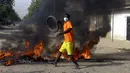 Seorang anak laki-laki protes di N'Djamena, Chad, Selasa (27/4/2021). Ribuan orang melakukan protes dan dua orang tewas dalam demonstrasi menentang aturan dewan militer transisi yang dipimpin putra Presiden Idriss Deby Itno yang terbunuh minggu lalu. (AP Photo/Sunday Alamba)
