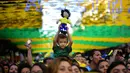 Seorang bocah yang menjadi fans timnas Brasil menyaksikan pertandingan  Grup E Piala Dunia 2018 melawan Swiss dari layar besar di Alzirao, Rio de Janeiro, 17 Juni 2018. (AFP PHOTO / CARL DE SOUZA)