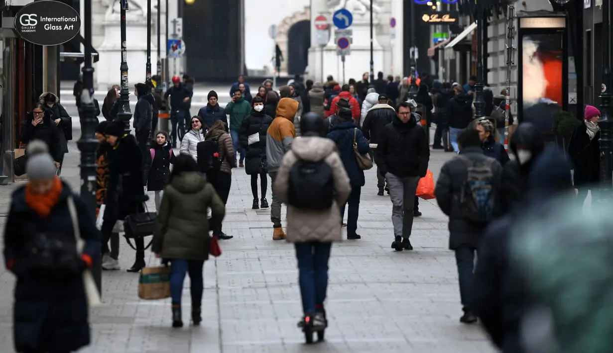 Orang-orang berbelanja di Kaerntner Street, Wina, saat Austria melonggarkan lockdown pada Senin (8/2/2021). Austria mulai melonggarkan lockdown covid-19 ketiga mereka mulai 8 Februari dengan mengizinkan sekolah, museum dan toko dibuka kembali. (HELMUT FOHRINGER /APA/AFP)