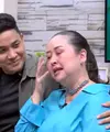 Artis senior Ira Maya Sopha tak kuasa menahan air mata saat membaca surat yang ditulis untuk anaknya. Selain berbicara langsung, Ira juga kerap membuat surat untuk keempat anaknya. [Youtube/TRANS7 OFFICIAL]