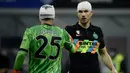 Duel sengit terjadi saat Inter Milan melawan Napoli. Kerasnya pertandingan membuat Edin Dzeko yang sempat berebut bola diudara dengan David Ospina membuat keduanya harus memakai perban dikepala. (AFP/Filippo Monteforte)