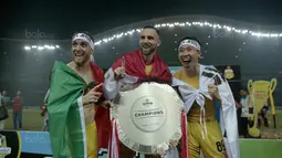 Pemain Bhayangkara FC, Paulo Sergio, Ilija Spasojevic, Lee Yoo-Joon merayakan keberhasilan meraih gelar juara Liga 1 2017 di Stadion Patriot Bekasi, Sabtu (12/11/2017). Bhayangkara kalah 1-2 lawan Persija. (Bola.com/Nicklas Hanoatubun)