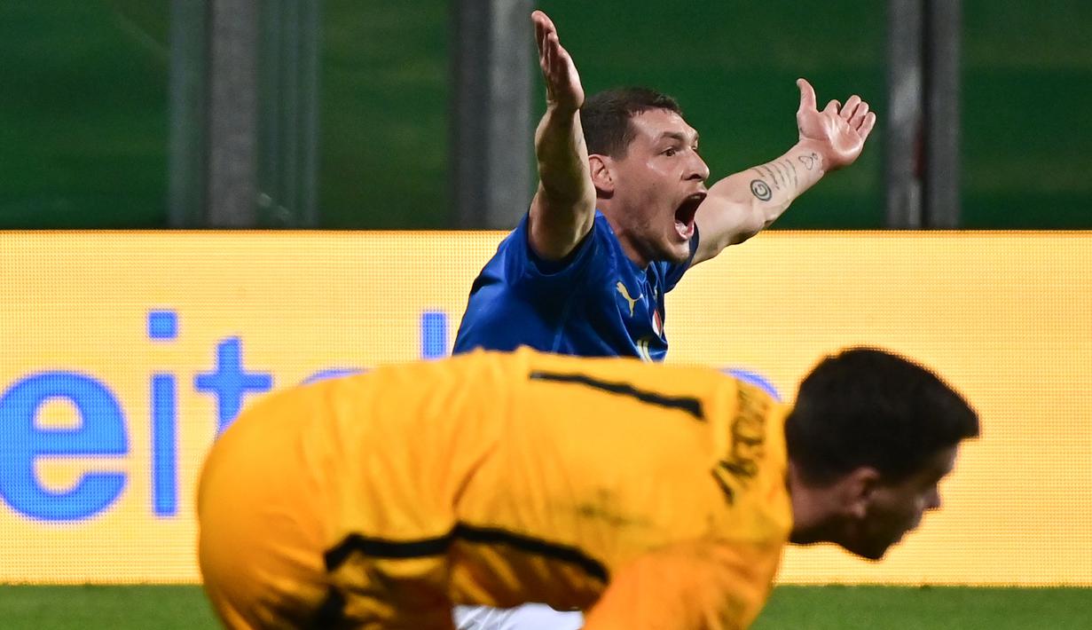 Striker Italia, Andrea Belotti, kecewa dengan keputusan wasit yang tidak memberi hukuman penalti dalam laga UEFA Nations League Grup A1 melawan Polandia di Stadion Mapei, Italia, Senin (16/11/2020) dini hari WIB. Italia menang 2-0 atas Polandia. (AFP/Miguel Medina)