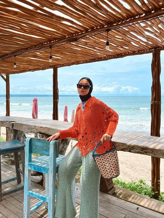 Tampil fresh, OOTD ala Tantri Namirah yang memadukan blus rajut dan celana crinkle beri tampilan stylish dan nyaman. Lengkapi dengan kacamata hitam. @tantrinamirah.