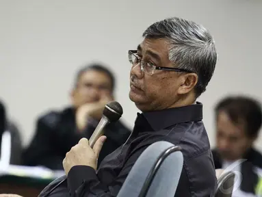 Jaksa KPK Pulung Rinandoro sempat berdebat dengan Akil Mochtar dalam kasus Pilkada Lebak di Pengadilan Tipikor Jakarta, Kamis (5/6) (Liputan6.com/Faizal Fanani).