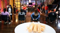 Karyawan KapanLagi Youniverse (KLY) saat mengikuti lomba makan kerupuk pada perayaan HUT Kemerdekaan Republik Indonesia ke-78 di Kantor KLY Jakarta, Gondangdia, Jumat (18/8/2023). (Bola.com/M Iqbal Ichsan)