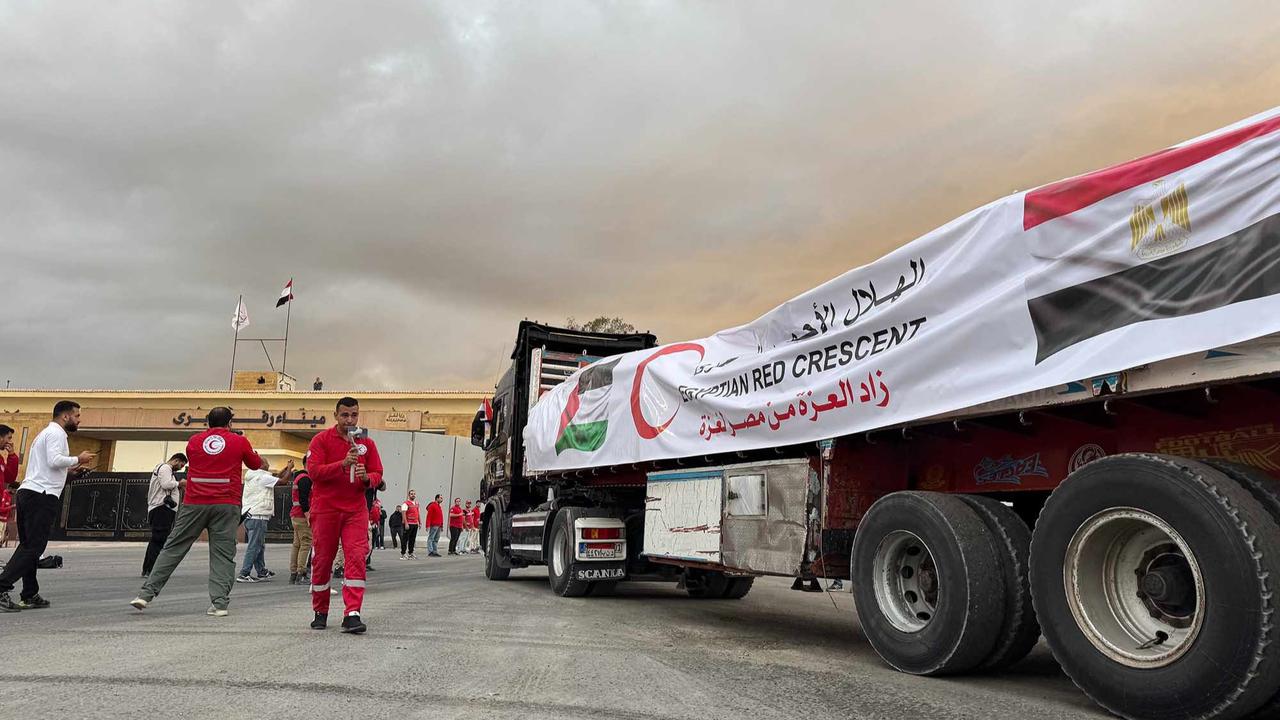 FOTO: Truk-Truk Bantuan Kemanusiaan  Mengular di Rafah, Harapan Gencatan Senjata Segera Terwujud
