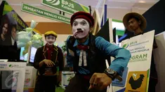 Pantomim hibur pengunjung di gerai BPJS ketenagakerjaan pada acara Indonesia Business & Development (IBD) Expo 2016 di JCC, Jakarta, Sabtu (10/9). Aksi menghibur ini merupakan program edukasi kepada pengunjung. (Liputan6/JohanTallo)