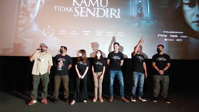 Para kru dan pemain film Kamu Tidak Sendiri