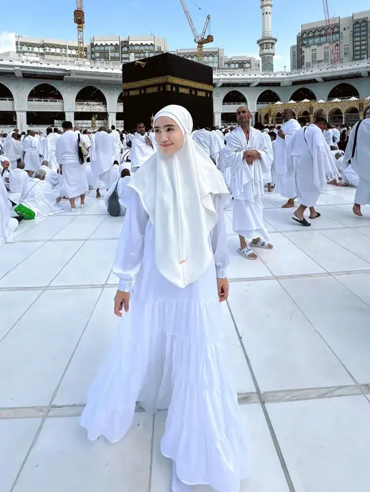Cantiknya Febby Rastanty dibalut gamis putih polos, dipadu hijab yang juga berwarna putih saat menjalankan ibadah Umroh. [Foto: Instagram/febbyrastanty]
