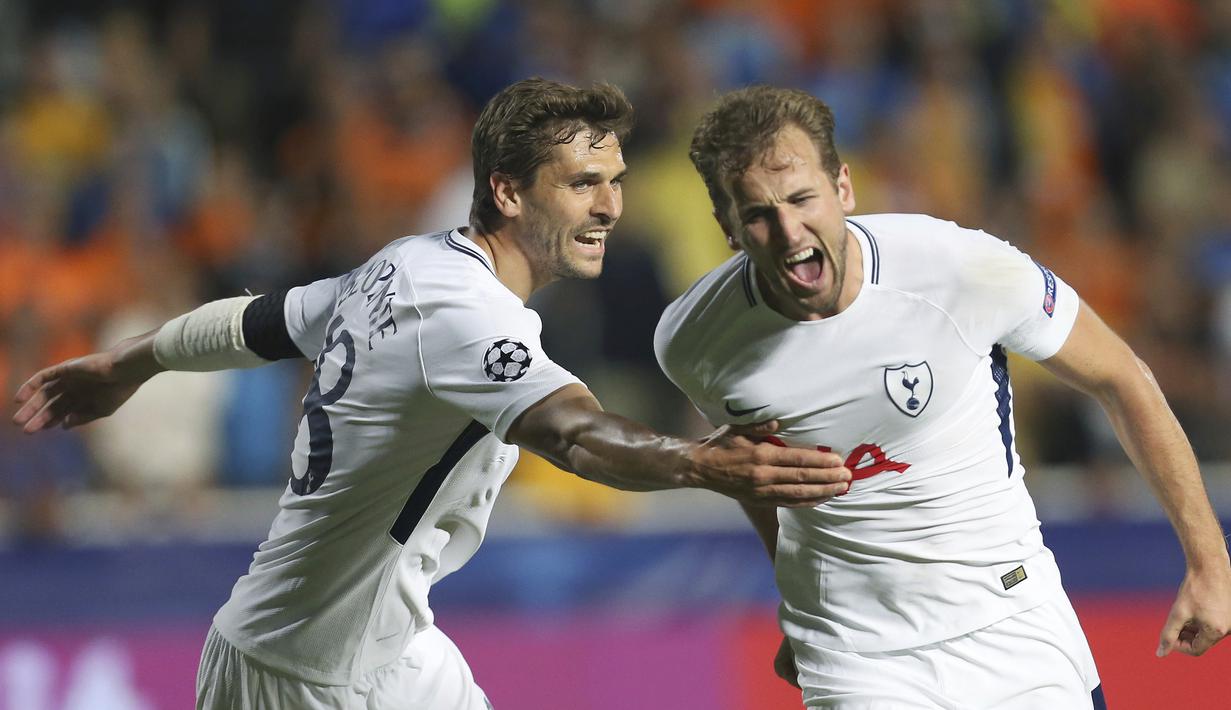 Ekpresi pemain Tottenham, Harry Kane (kanan) setelah membobol gawang APOEL Nicosia pada laga grup H Liga Champions di GSP stadium,  Nicosia, Siprus, (26/9/2017). Tottenham menang 3-0. (AP/Petros Karadjias)