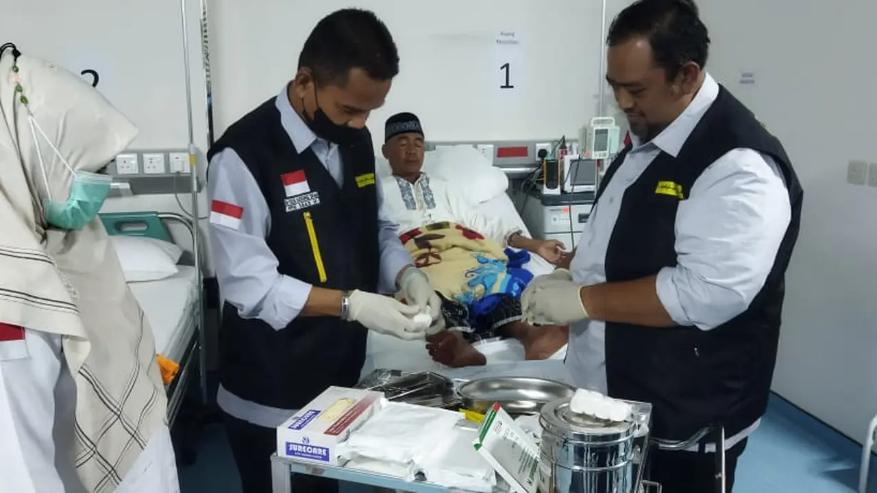 Petugas Kesehatan membantu jemaah haji yang alami luka bakar