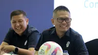 Direktur utama PT Liga Indonesia Baru (LIB), Ferry Paulus bersama Direktur Operasional,&nbsp;Asep Saputra berbincang dengan awak media di Kantor PT LIB di kawasan Senayan, Jakarta, Kamis (15/5/2025). (Bola.com/Bagaskara Lazuardi)