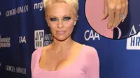 Pamela Anderson Ungkap Pahitnya Perceraian Lewat Rangkaian Kata