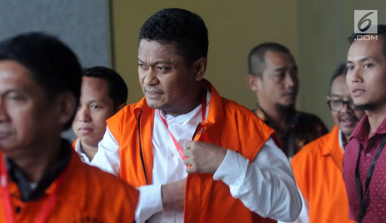 Bupati Buton Selatan nonaktif Agus Feisal Hidayat saat tiba di Gedung KPK, Jakarta, Jumat (22/6). KPK memperpanjang masa penahanan Agus selama 30 hari ke depan. (Merdeka.com/Dwi Narwoko)