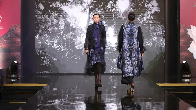  Ketua Dekranasda Provinsi Kalimantan Selatan Tampil Anggun dalam Balutan Sasirangan