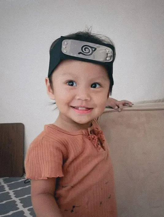 Di postingan terbaru itu, Fiersa membagikan beberapa foto Kinasih dengan pose berbeda [instagram/fiersabesari]