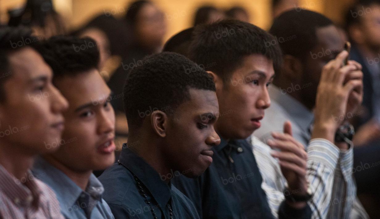 Para pemain Satria Muda menghadiri jumpa pers di Ballroom Pertamina, Jakarta, Rabu (11/1/2017). Skuat SM untuk musim 2017 mayoritas diisi oleh para pebasket muda diantaranya lulusan dari UPH, Laurentius Steven Oei. (Bola.com/Vitalis Yogi Trisna)