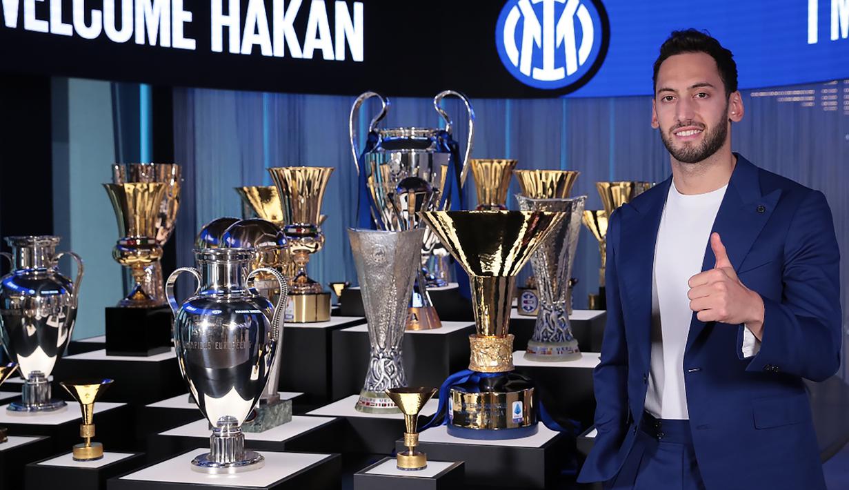 Gelandang tengah: Hakan Calhanoglu. Pemain berusia 27 tahun ini mengikat kontrak dengan Inter Milan selama 3 tahun usai dilepas gratis AC Milan. Ia mengaku sudah tidak diinginkan lagi di AC Milan, ditambah penawaran gaji yang lebih tinggi oleh Inter Milan dibanding AC Milan. (Foto: inter.it)