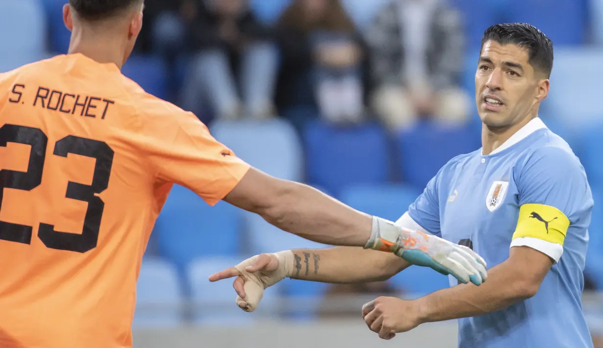 Luis Suarez. Striker Timnas Uruguay berusia 35 tahun yang baru saja mengikat kontrak jangka pendek dengan Nacional hingga akhir tahun 2022 ini menjadi salah satu pemain aktif dengan koleksi gol terbanyak di ajang Piala Dunia dengan 7 gol dari total 13 laga dalam 3 edisi Piala Dunia. Rinciannya adalah 3 gol dicetaknya pada Piala Dunia 2010 dan masing-masing 2 gol pada edisi 2014 dan 2018. (TASR via AP/Martin Baumann)