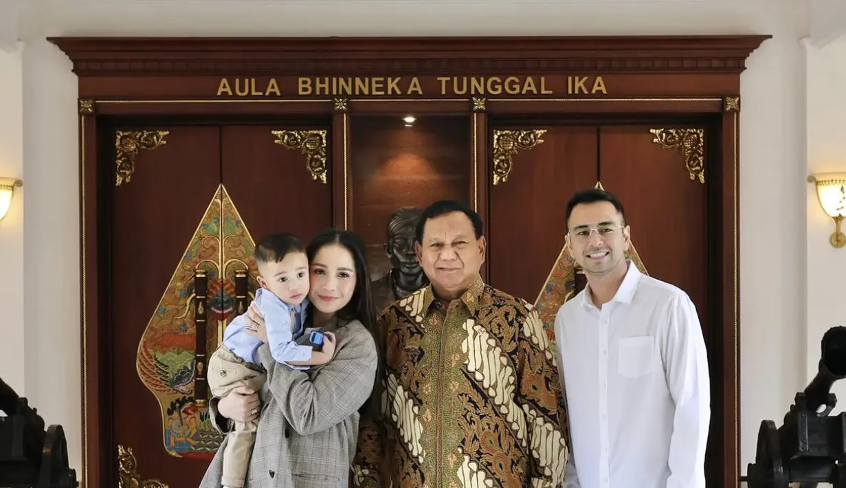 Saat bertemu Prabowo Subianto, Nagita Slavina juga tampak begitu memukau dengan stelan jas yang dikenakannya. Sedangkan Raffi Ahmad memilih kemeja putih dan sneakers pada kesempatan formal.  [Foto: Instagram/ Raffi Nagita]