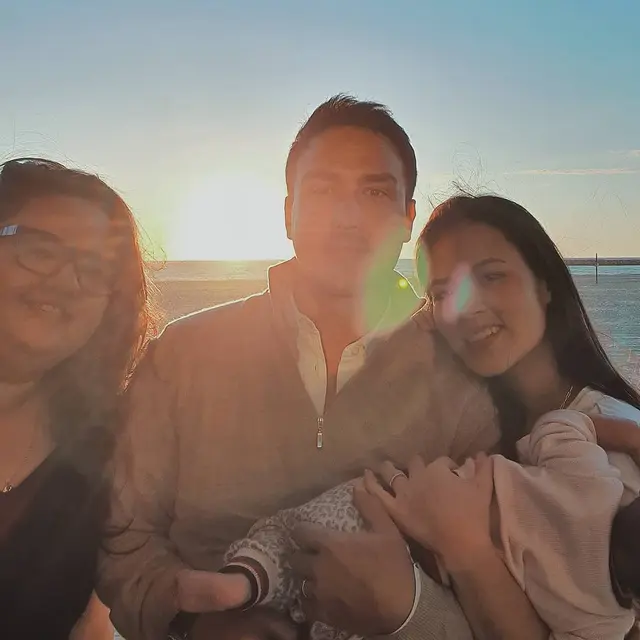 Momen Raisa dan Hamish Daud asuh Baby Zalina