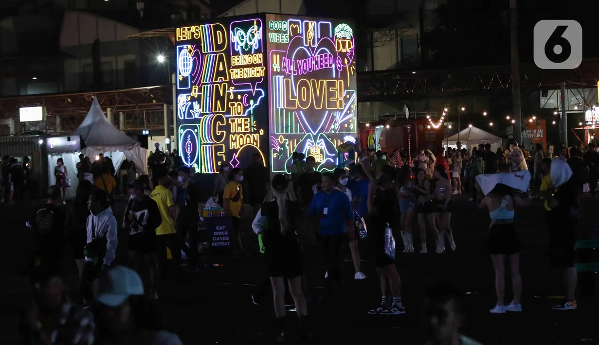 Suasana festival musik Djakarta Warehouse Project (DWP) 2022 di JIExpo Kemayoran, Jakarta, Jumat (9/12/2022). Sejumlah disjoki lokal hingga mancanegara dipastikan tampil dalam gelaran yang sempat dihentikan selama dua tahun karena pandemi Covid-19 itu. (Liputan6.com/Herman Zakharia)