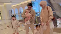Zaskia Sungkar Bagikan Potret Keluarga Lengkap, Kompak Bareng Irwansyah dan 3 Anak