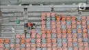 Aktivitas pekerja saat menyelesaikan pemasangan kursi penonton di Jakarta Internasional Stadium (JIS), Papanggo, Jakarta Utara, Selasa (11/1/2022). Pembangunan stadion terbesar di Asia ditargetkan rampung pada Maret mendatang. (merdeka.com/Iqbal S. Nugroho)