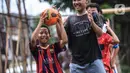Suasana latihan sepak bola di lapangan samping Banjir Kanal Barat (BKB), Jakarta, Kamis (7/1/2020). Revitalisasi jalur hijau di sepanjang aliran BKB menyulap kawasan kumuh menjadi tempat interaktif warga sekitar yang dilengkapi fasilitas bermain, seperti lapangan futsal. (Liputan6.com/Johan Tallo)