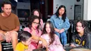 Dalam momen ini, Elea juga meniup lilin ulang tahun setelah berdoa tentang harapannya. Ussy juga membantu Elea memotong kue ulang tahunnya yang berwarna pink, dan kemudian menyuapi kue tersebut kepada Ussy, Andhika, beserta saudara-saudaranya. (Liputan6.com/IG/@ussypratama)