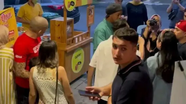 Ronaldino makan telor gulung di rumah Raffi Ahmad (https://www.instagram.com/p/CfPaITnvx3a/)