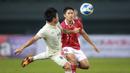 <p>Pemain Timnas Indonesia U-19, Ferdiansyah Cecep Surya&nbsp;berebut bola&nbsp;dengan pemain Timnas Thailand U-19, Phon-Ek Maneekorn dalam pertandingan babak penyisihan Grup A Piala AFF U-19 yang berlangsung di Stadion Patriot Candrabhaga, Bekasi, Rabu (6/7/2022). (Bola.com/Bagaskara Lazuardi)</p>