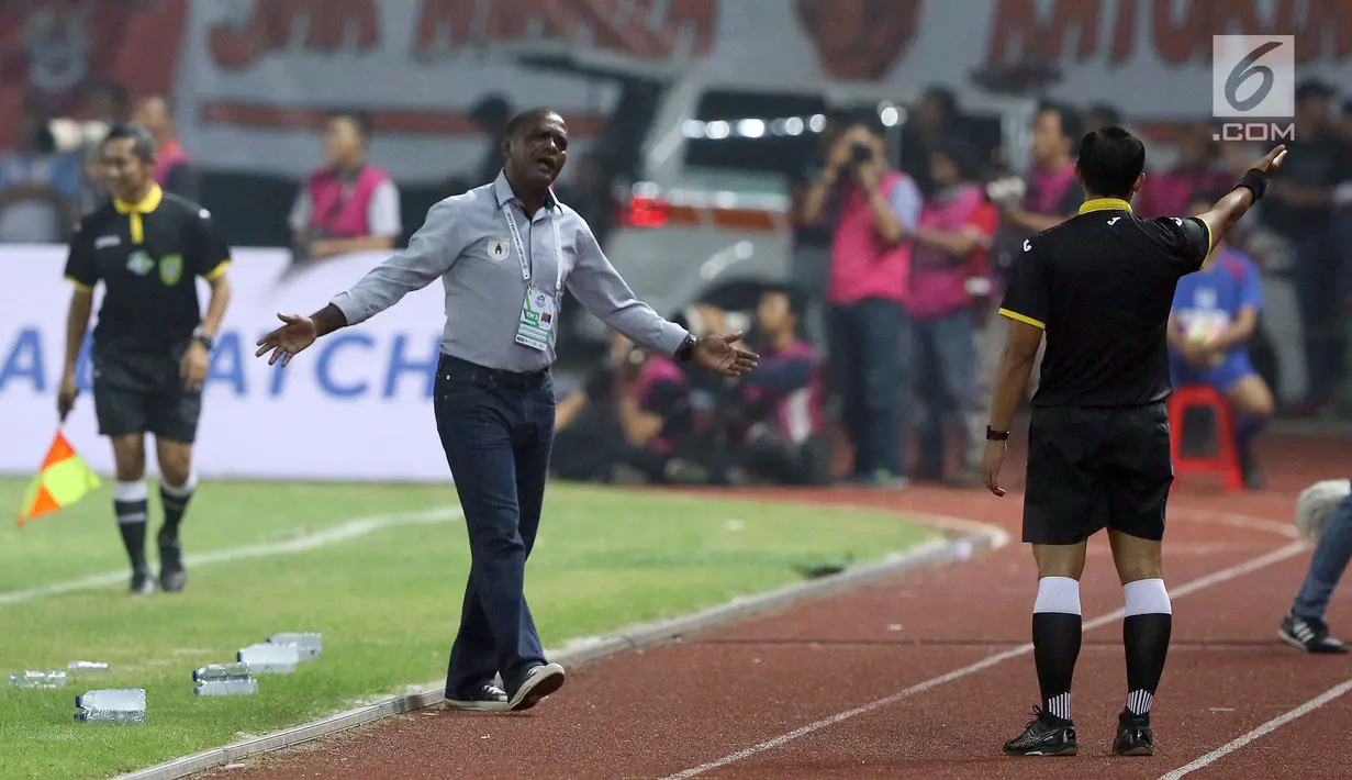 Pelatih Persipura, Wanderley Machado (tengah) melakukan protes kepada wasit saat melawan Persija dilanjutan Liga 1 Indonesia di Stadion Patriot Candra Bhaga, Bekasi, Sabtu (8/7). Laga berakhir 1-1. (Liputan6.com/Helmi Fithriansyah)