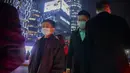 Komuter yang mengenakan masker berjalan melintasi persimpangan di Beijing, Rabu (2/11/2022). Para pekerja iPhone Apple Inc meninggalkan pabrik karena lokasinya berada dalam zona industri Kota Zhengzhou yang sedang diberlakukan lockdown setelah adanya 64 laporan kasus virus corona di kawasan tersebut. (AP Photo/Mark Schiefelbein)