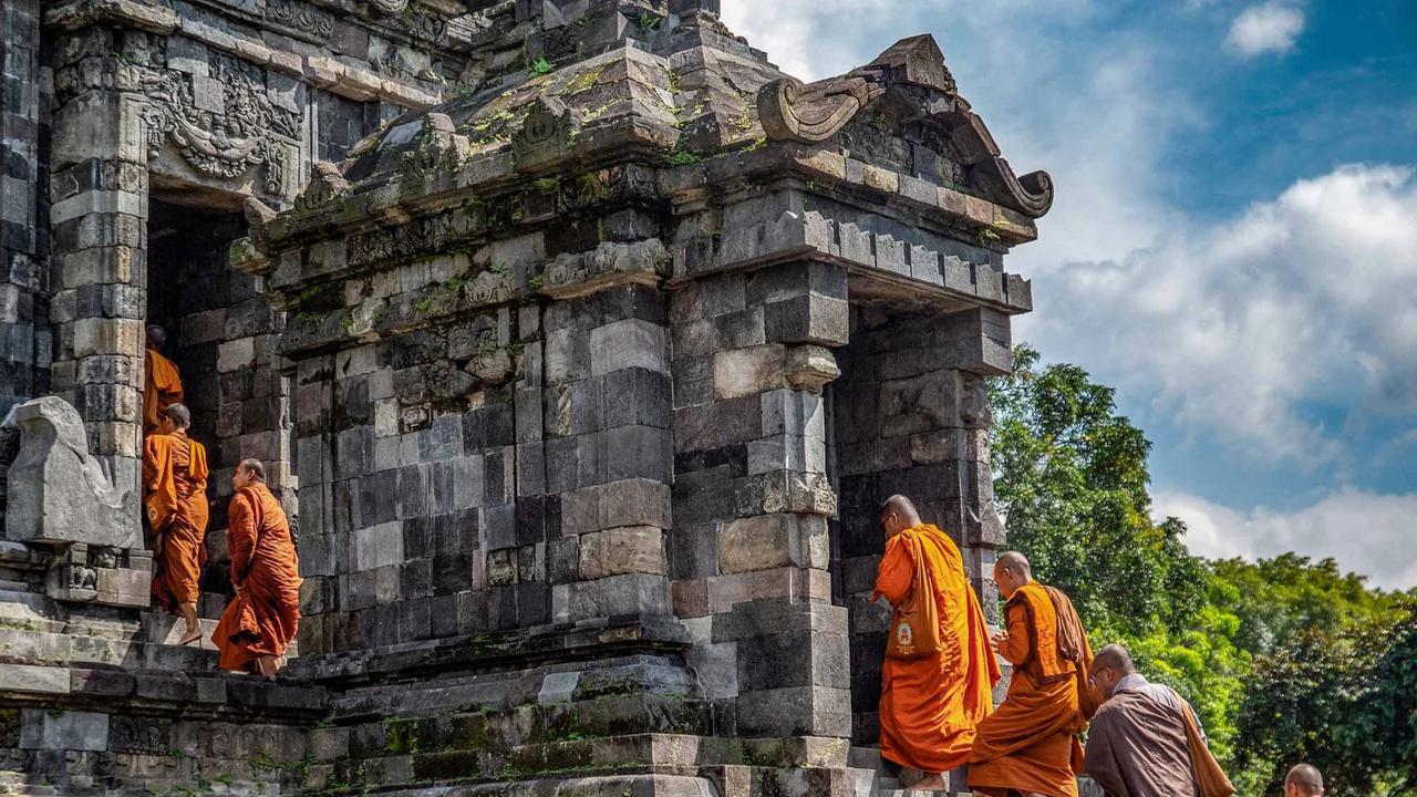 FOTO: Biksu Thudong Tiba di Candi Sewu Sambut Tri Suci Waisak 2026