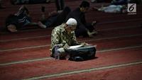 Jemaah membaca kitab suci Alquran usai salat di Masjid Istiqlal, Jakarta, Selasa (7/5/2019). Umat muslim meningkatkan ibadah pada bulan suci Ramadan dengan membaca Alquran (tadarus), salat berjemaah, berdoa, dan zikir di masjid. (Liputan6.com/Faizal Fanani)