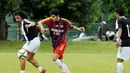 Pemain Paski-Man FC, Ajul Jiung (kiri) berebut bola dengan Vicky Nitinegoro (Selebriti FC) saat berlaga di turnamen Agum Gumelar Cup di Lapangan C Senayan, Jakarta (9/1/2015). Paski-Man FC unggul 1-0 atas Selebrity FC. (Liputan6.com/Helmi Fithriansyah
