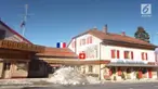 Anda bisa memilih tidur dan sarapan di dua negara berbeda. Hotel satu ini berada tepat di perbatasan Prancis dan Swiss di desa La Cure.
