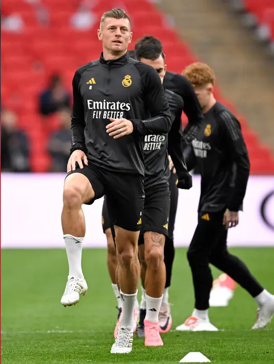 Gelandang Real Madrid, Toni Kroos saat sesi latihan di stadion Wembley, di London, pada 31 Mei 2024. (INA FASSBENDER/AFP)