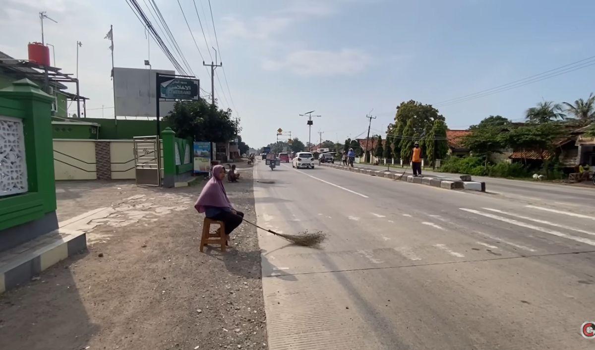 Penyapu Koin di Jembatan Kali Sewo Indramayu Masih Ada
