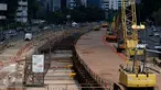 Suasana pembangunan proyek pengerjaan MRT di Jalan Sudirman-Thamrin, Jakarta, Rabu (22/7/2015). Pembangunan proyek masih berhenti sementara hingga sepekan setelah Lebaran. (Liputan6.com/Johan Tallo)